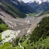 Une prise de vue aérienne montre l'état de destruction dans le Lötschental après la rupture mercredi du glacier du Birch et la vague de gravats qui a englouti notamment le village de Blatten. Keystone/JEAN-CHRISTOPHE BOTT